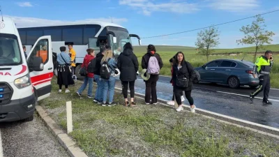 Aksaray’da seyir halindeki bir tur otobüsünün kontrolden çıkarak refüje çarpması