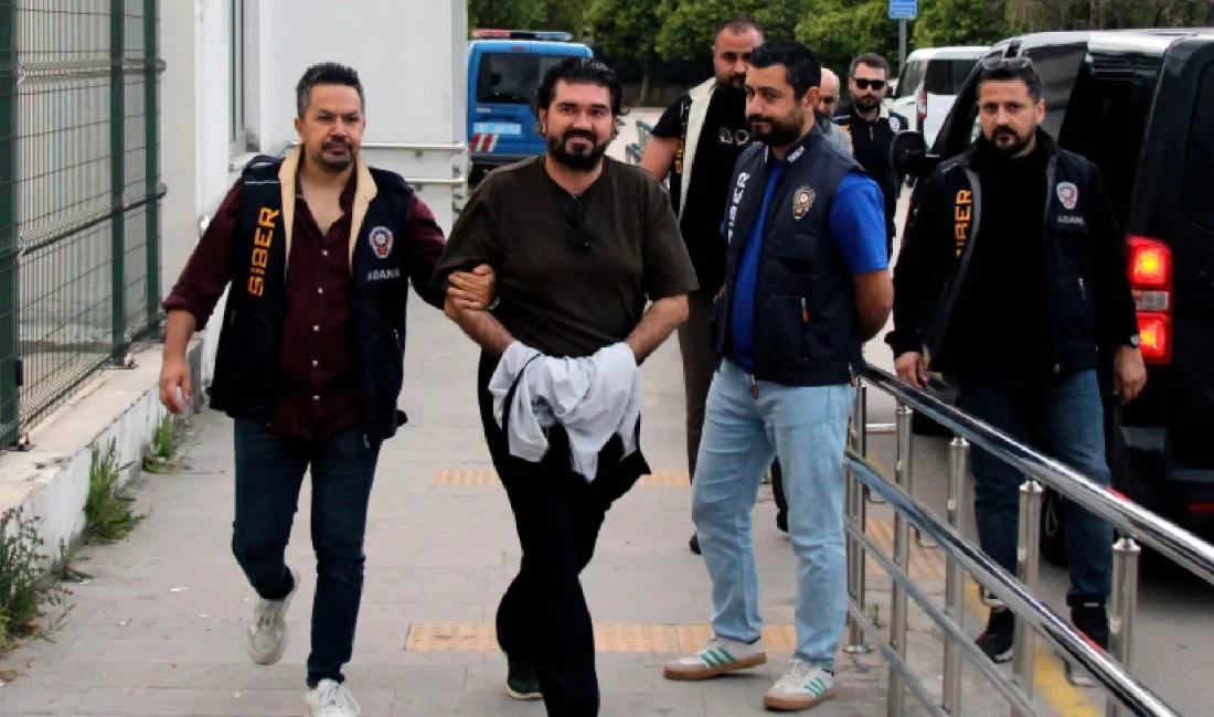 Yasa dışı bahis soruşturması kapsamında İstanbul’da gözaltına alınan ve kelepçeli