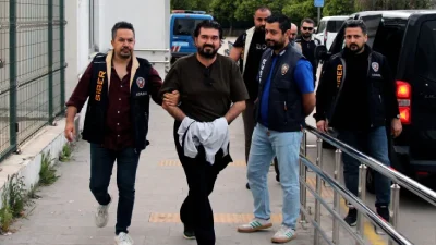 Yasa dışı bahis soruşturması kapsamında İstanbul’da gözaltına alınan ve kelepçeli