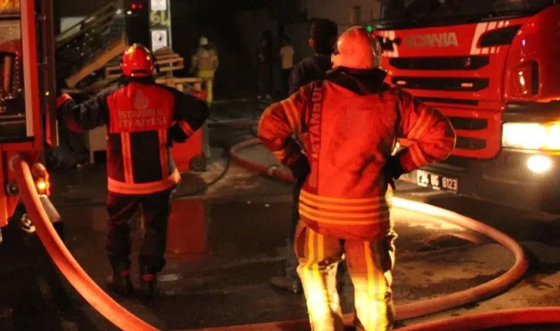 İstanbul Bayrampaşa’da gece yarısı aniden yükselen alevler bir marketi adeta