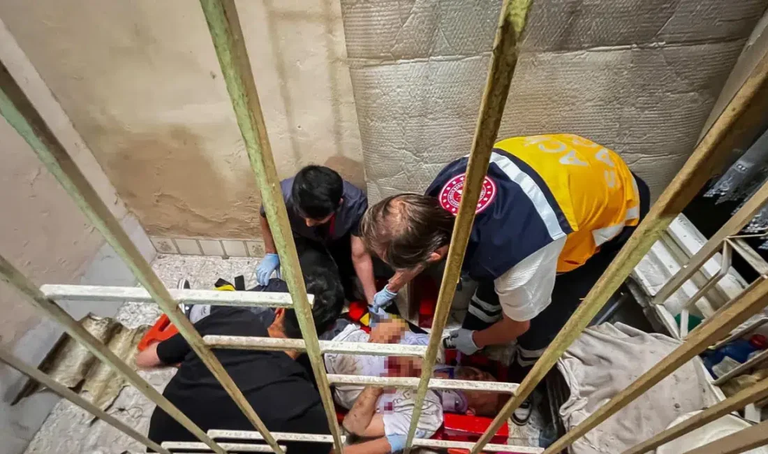 İzmir’in Buca ilçesinde bir binanın çatısında dengesini kaybederek apartman boşluğuna