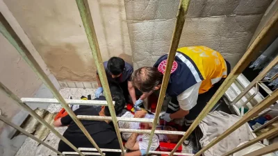 İzmir’in Buca ilçesinde bir binanın çatısında dengesini kaybederek apartman boşluğuna