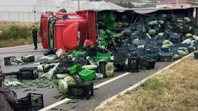 Antalya’nın Gazipaşa ilçesinde meydana gelen ve sebze yüklü bir kamyon