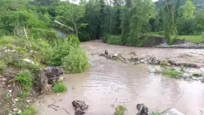 Zonguldak’ın Devrek ilçesinde etkisini artıran şiddetli yağışlar, dere yataklarında su