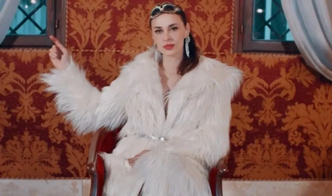 Türk pop müziğinin sevilen isimlerinden Ayşe Hatun Önal, tam 6