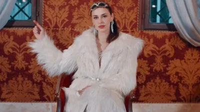 Türk pop müziğinin sevilen isimlerinden Ayşe Hatun Önal, tam 6
