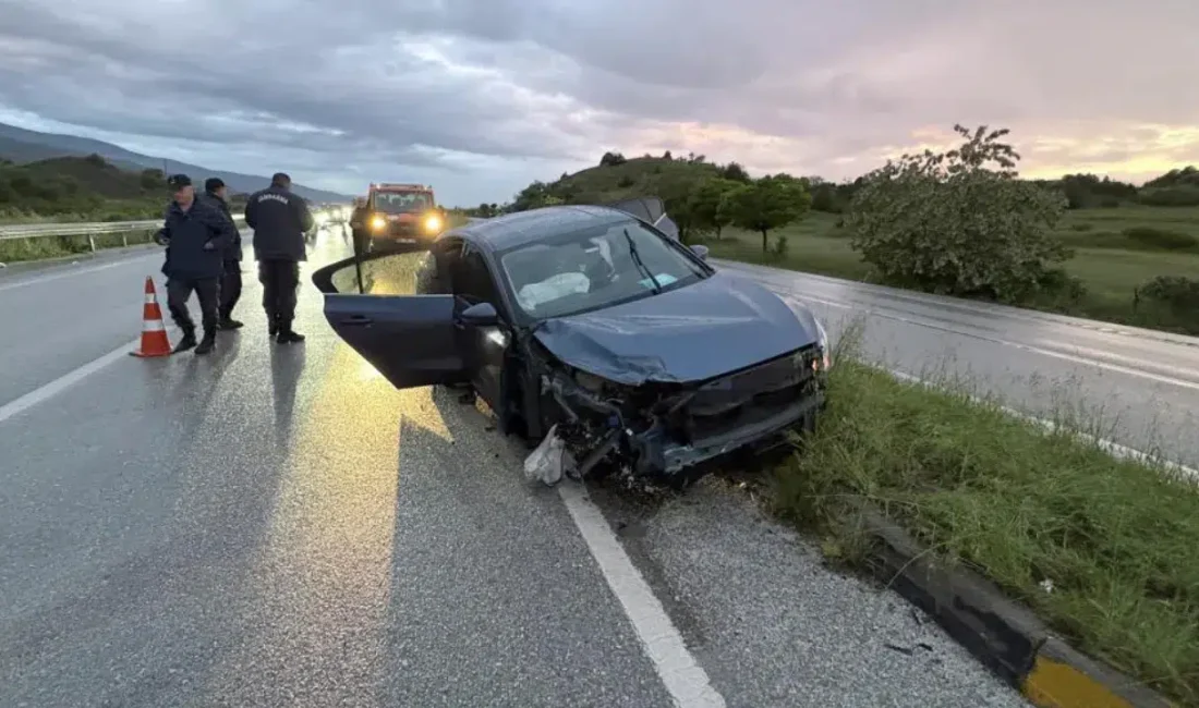 Kastamonu’nun Tosya ilçesinde, D100 kara yolunda seyir halindeki bir otomobilin