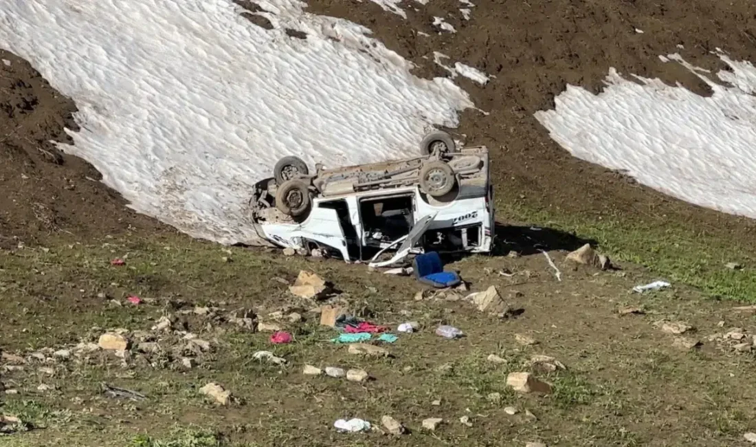 Hakkari’nin Yüksekova ilçesinde tarım işçilerini taşıyan bir minibüsün kontrolden çıkarak