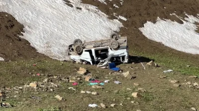 Hakkari’nin Yüksekova ilçesinde tarım işçilerini taşıyan bir minibüsün kontrolden çıkarak