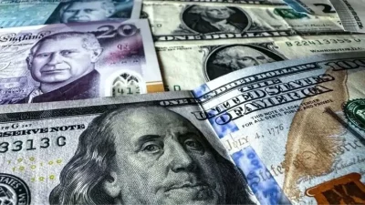 Serbest piyasada haftanın yeni işlem gününde döviz kurları hareketli bir