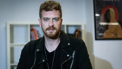 Türk televizyon dünyasının başarılı isimlerinden biri olan Engin Öztürk, uzun