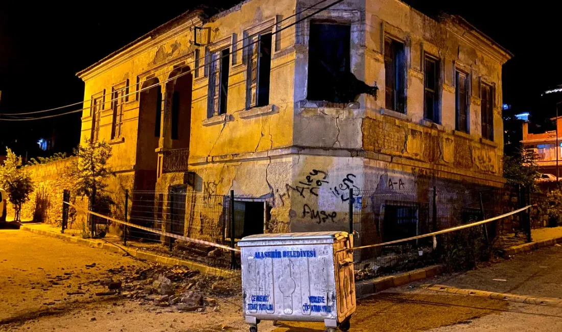 Manisa’nın Alaşehir ilçesinde yıllara meydan okuyan iki katlı tarihi binanın