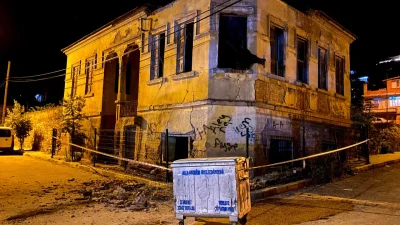 Manisa’nın Alaşehir ilçesinde yıllara meydan okuyan iki katlı tarihi binanın