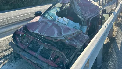 Uşak-İzmir kara yolunda kontrolden çıkan cipin refüje çarparak bariyerler arasında