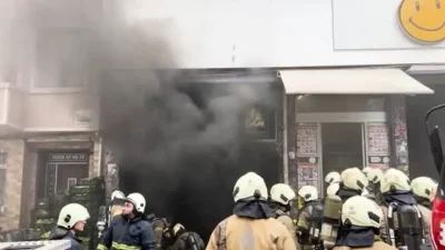 İstanbul Fatih’te 5 katlı bir binanın alt katındaki zincir marketin