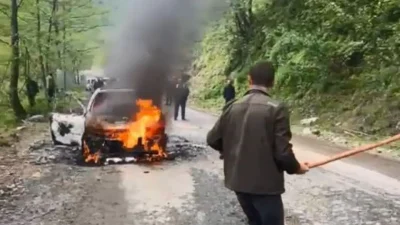 Artvin’in Borçka ilçesinde seyir halindeyken motor kısmından dumanlar yükselmeye başlayan