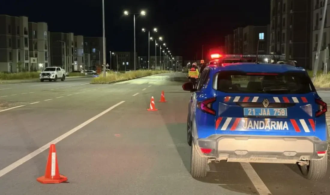 Diyarbakır’ın Bağlar ilçesinde halk otobüsü ile otomobilin çarpışması sonucu meydana