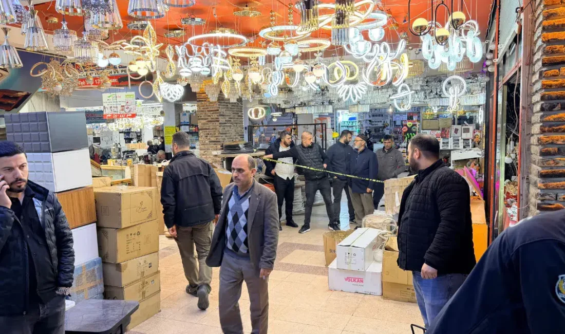 Adana’nın Seyhan ilçesindeki bir iş merkezinde güpegündüz yankılanan silah sesleri