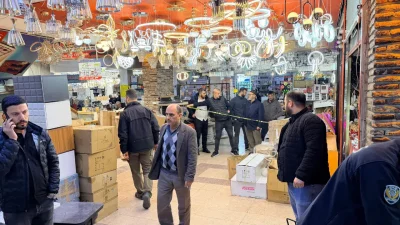 Adana’nın Seyhan ilçesindeki bir iş merkezinde güpegündüz yankılanan silah sesleri