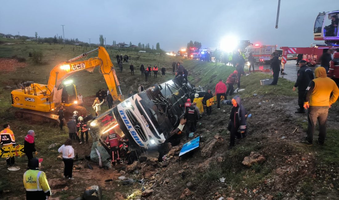Malatya’nın Doğanşehir ilçesinde kontrolden çıkan yolcu otobüsünün devrilmesi sonucu 4