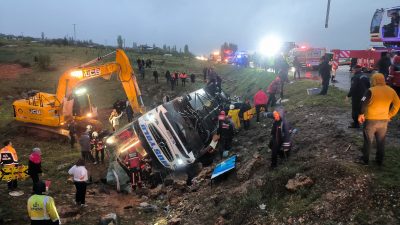 Malatya’nın Doğanşehir ilçesinde kontrolden çıkan yolcu otobüsünün devrilmesi sonucu 4