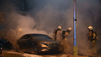 İstanbul Kadıköy’de sabaha karşı bir lüks oto galerisinde yükselen alevler
