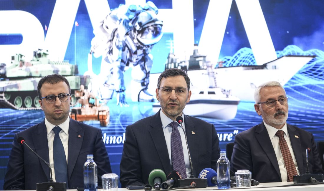İstanbul’da düzenlenen ve Avrupa’nın en büyük savunma sanayisi buluşması olan
