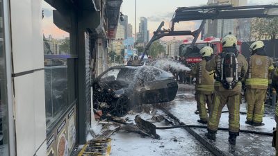 İstanbul Şişli’de kontrolden çıkan bir otomobilin yol kenarındaki iş yerine