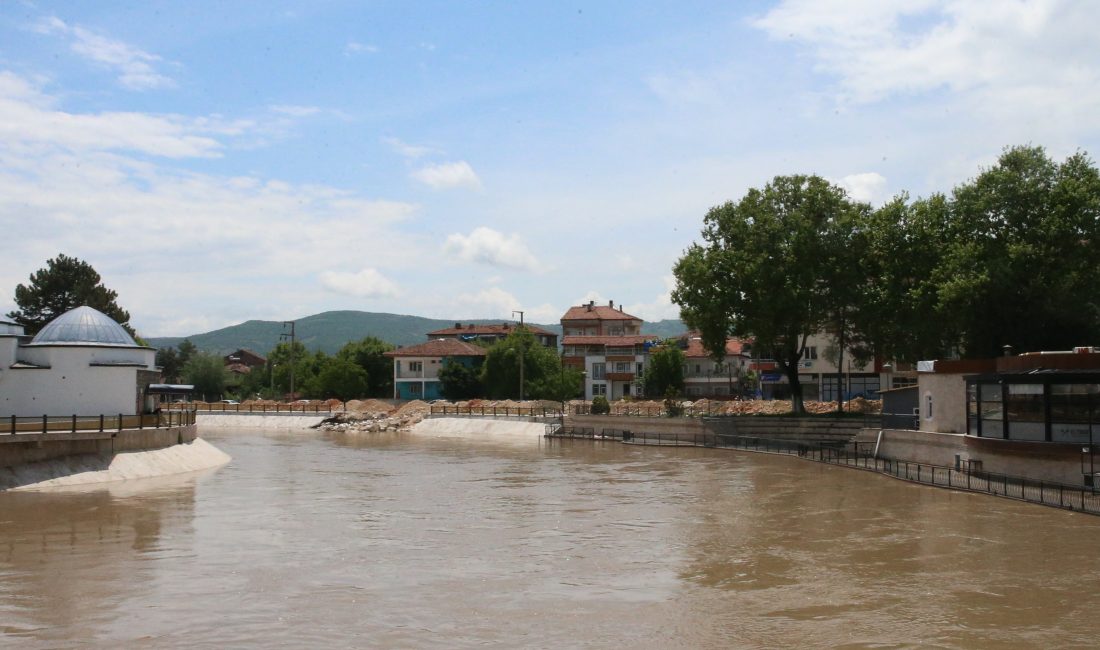 Tokat’ın Turhal ilçesinde Yeşilırmak Nehri’nin taşma riski nedeniyle adeta kırmızı