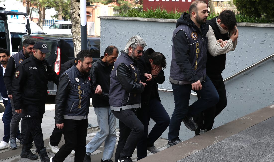 Türkiye genelinde kendilerini bankacı, polis ve savcı olarak tanıtarak milyonlarca