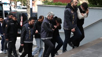 Türkiye genelinde kendilerini bankacı, polis ve savcı olarak tanıtarak milyonlarca
