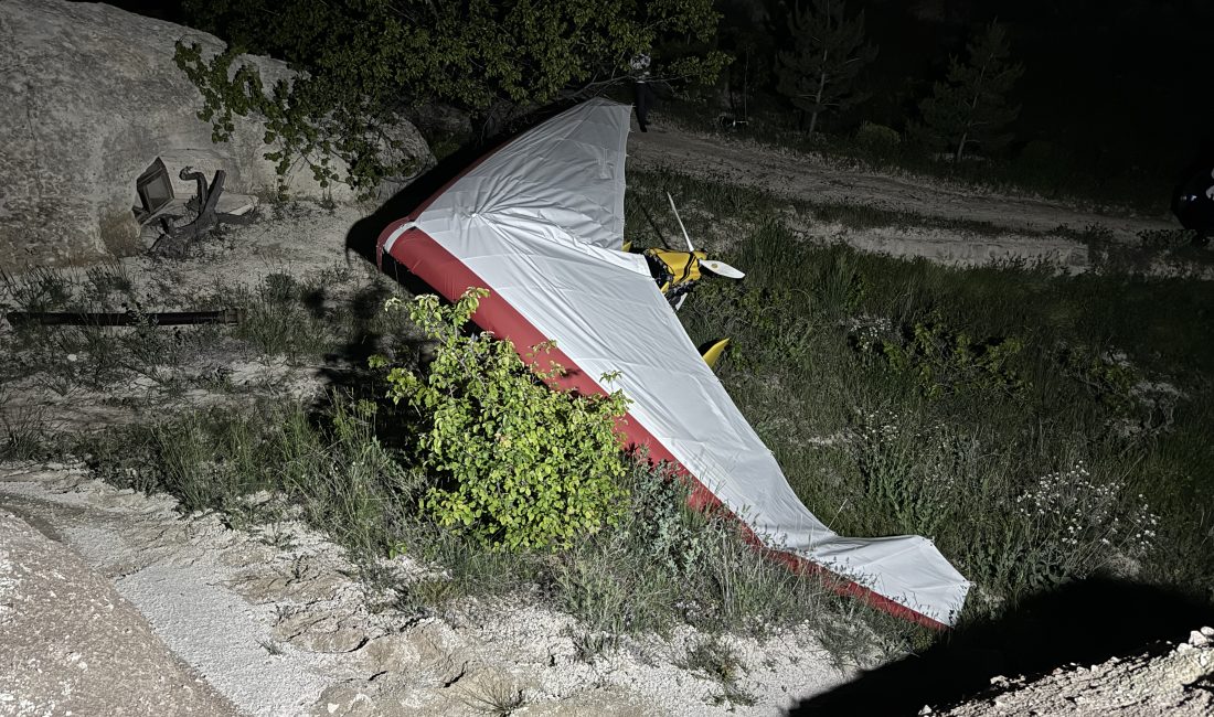Nevşehir’de turist gezdiren bir microlight havada motor arızası verince Güvercinlik
