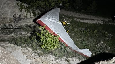 Nevşehir’de turist gezdiren bir microlight havada motor arızası verince Güvercinlik