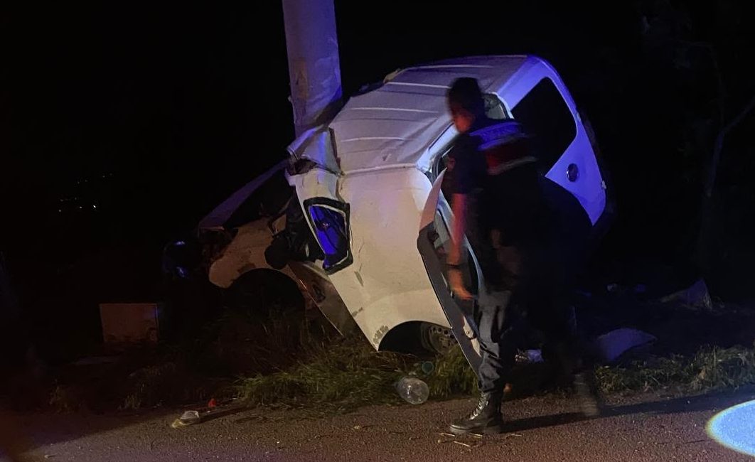 Isparta’da bayram ziyareti dönüşü yol kenarındaki elektrik direğine çarpan hafif