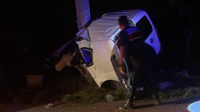 Isparta’da bayram ziyareti dönüşü yol kenarındaki elektrik direğine çarpan hafif