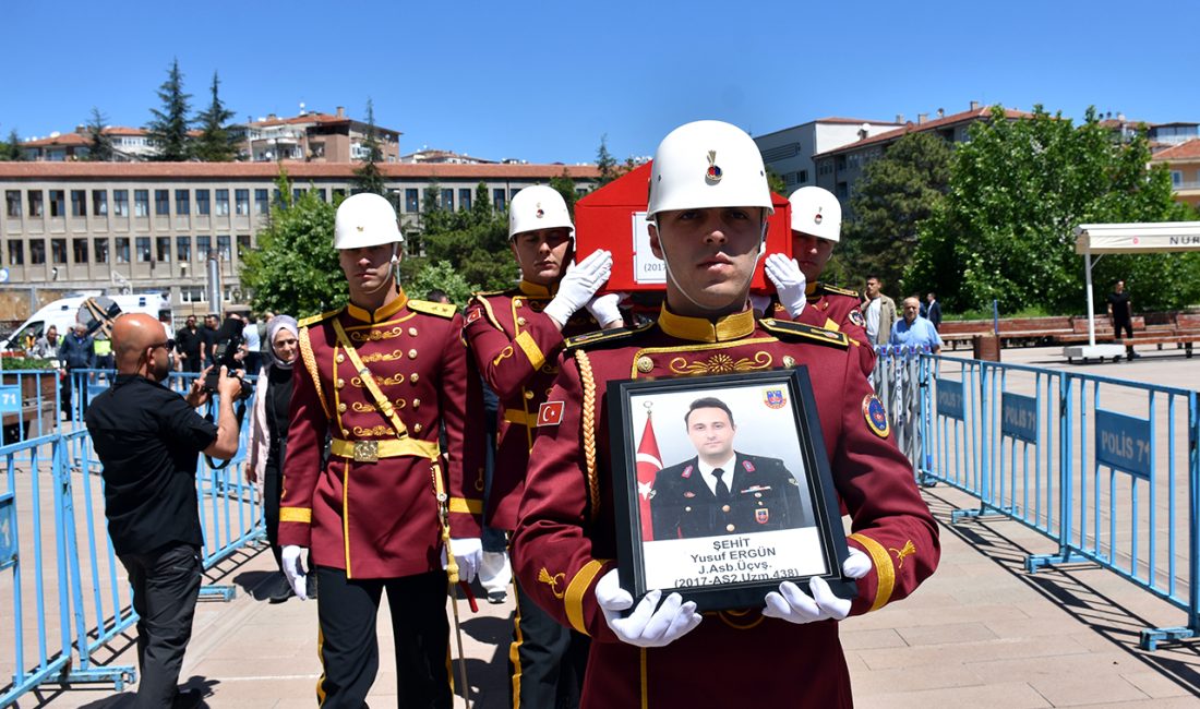Ankara-Niğde Otoyolu’nda diğer sürücülerin hayatını kurtarmak için yoldaki lastik parçalarını