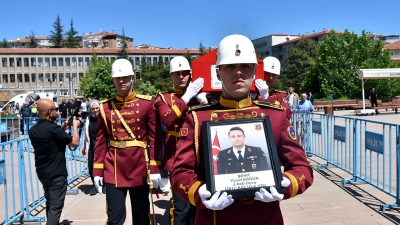 Ankara-Niğde Otoyolu’nda diğer sürücülerin hayatını kurtarmak için yoldaki lastik parçalarını