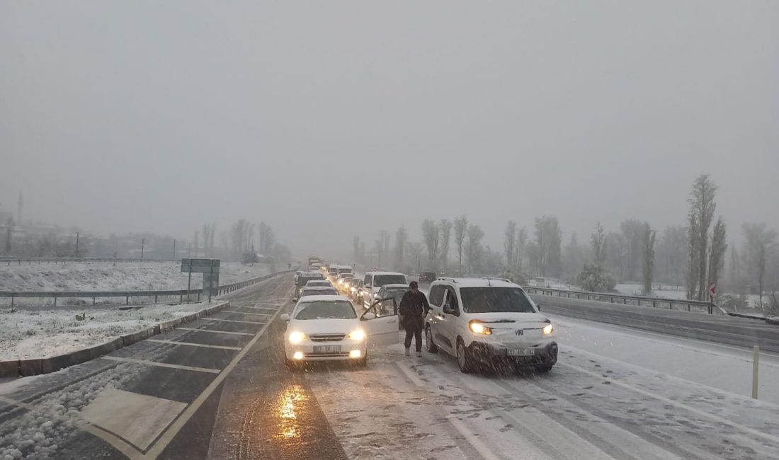 Afyonkarahisar’da öğleden sonra aniden bastıran yoğun kar yağışı hayatı felç