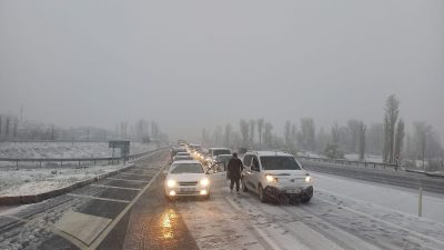 Afyonkarahisar’da öğleden sonra aniden bastıran yoğun kar yağışı hayatı felç