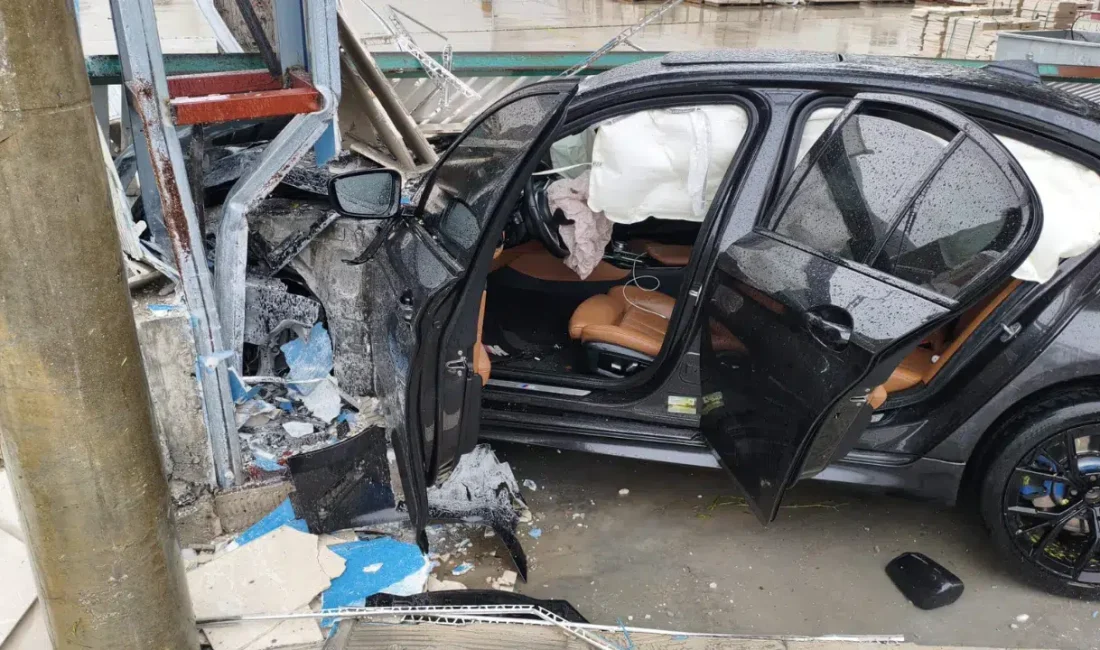 Burdur’un Bucak ilçesinde sürücüsünün direksiyon hakimiyetini kaybetmesi sonucu kontrolden çıkan