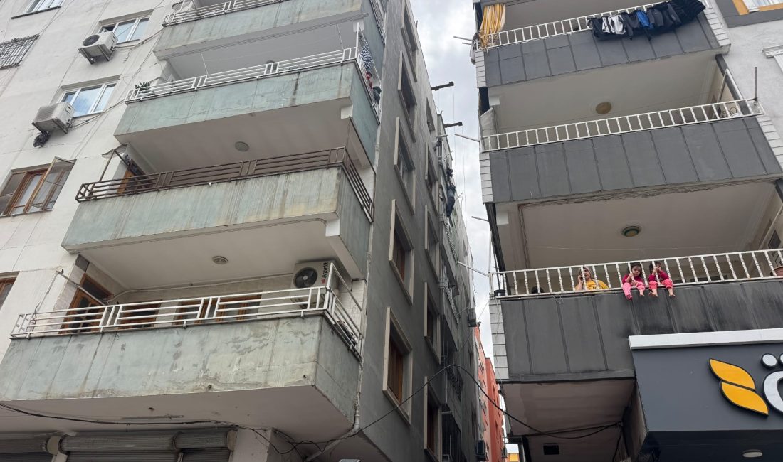 Şanlıurfa’nın Birecik ilçesinde dış cephe çalışması yapıldığı sırada iskelenin aniden