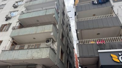 Şanlıurfa’nın Birecik ilçesinde dış cephe çalışması yapıldığı sırada iskelenin aniden