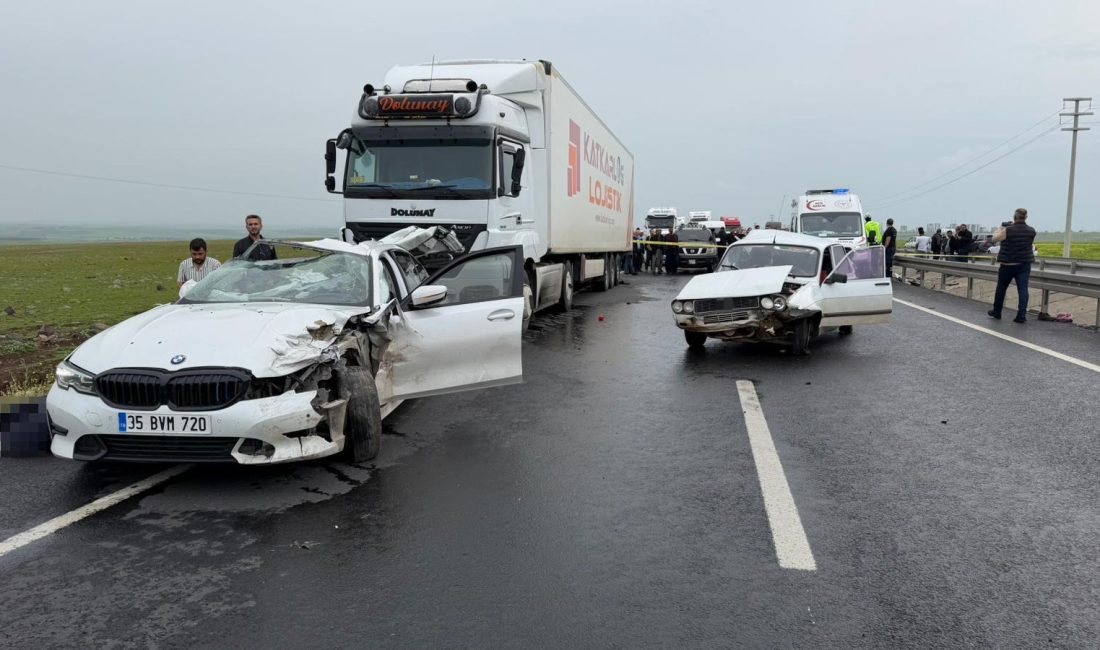 Şanlıurfa’nın Siverek ilçesinde üç aracın birbirine girdiği feci zincirleme trafik