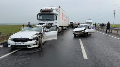 Şanlıurfa’nın Siverek ilçesinde üç aracın birbirine girdiği feci zincirleme trafik