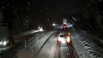 Afyonkarahisar’da etkisini artıran yoğun kar yağışı ulaşımı durma noktasına getirirken