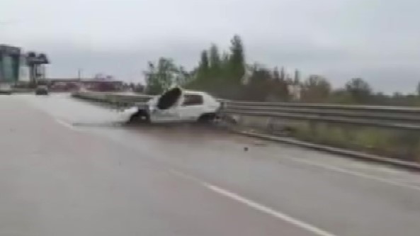Amasya’nın Suluova ilçesinde ilk kazanın ardından diğer sürücüleri uyarmak için