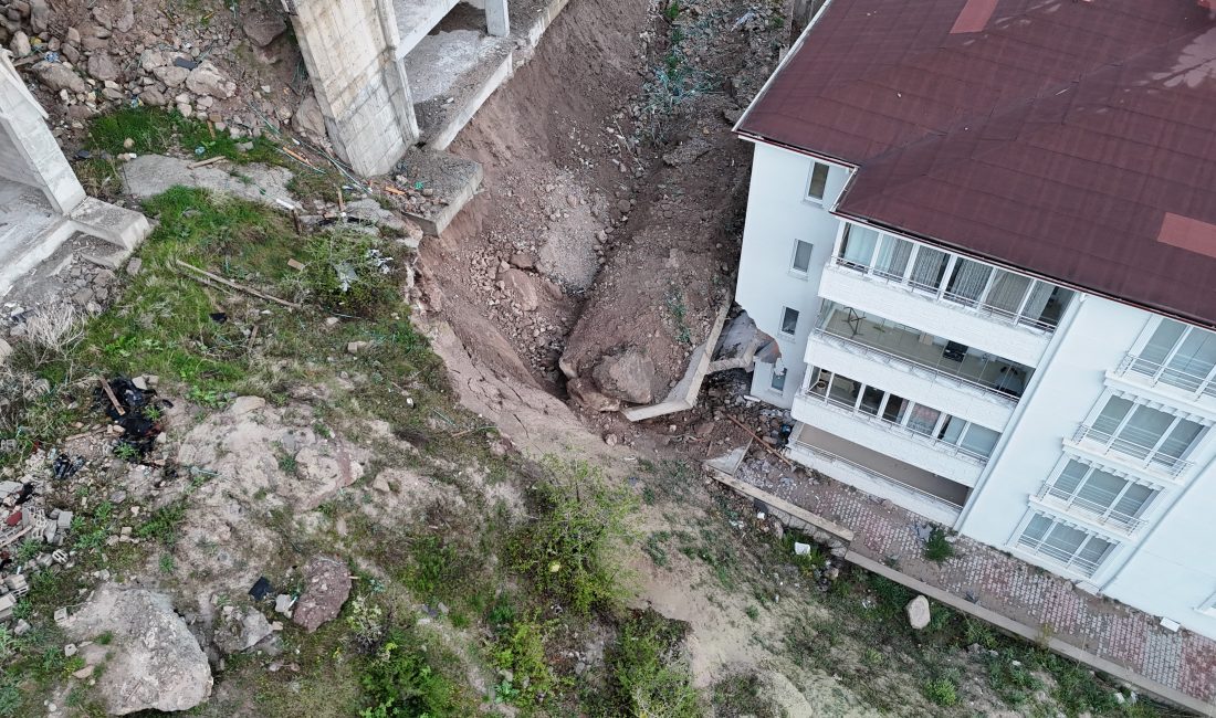 Nevşehir’de aşırı yağışların ardından inşaat halindeki bir binanın istinat duvarı