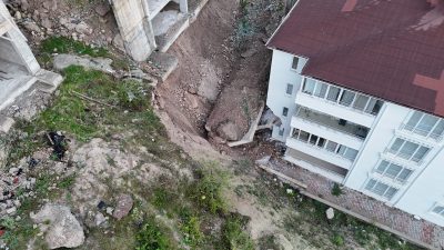 Nevşehir’de aşırı yağışların ardından inşaat halindeki bir binanın istinat duvarı