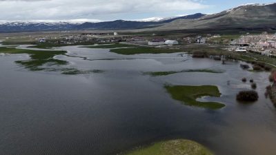 Ardahan’da kış boyunca buzla kaplı olan Kura Nehri, rekor kıran