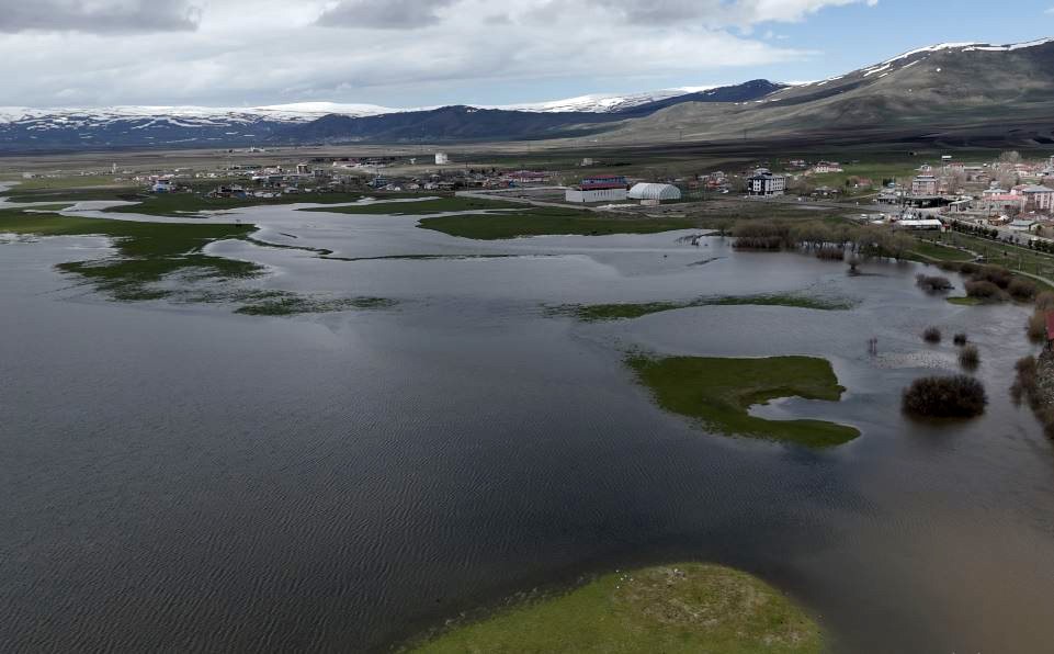 Ardahan’da kış boyunca buzla kaplı olan Kura Nehri, rekor kıran